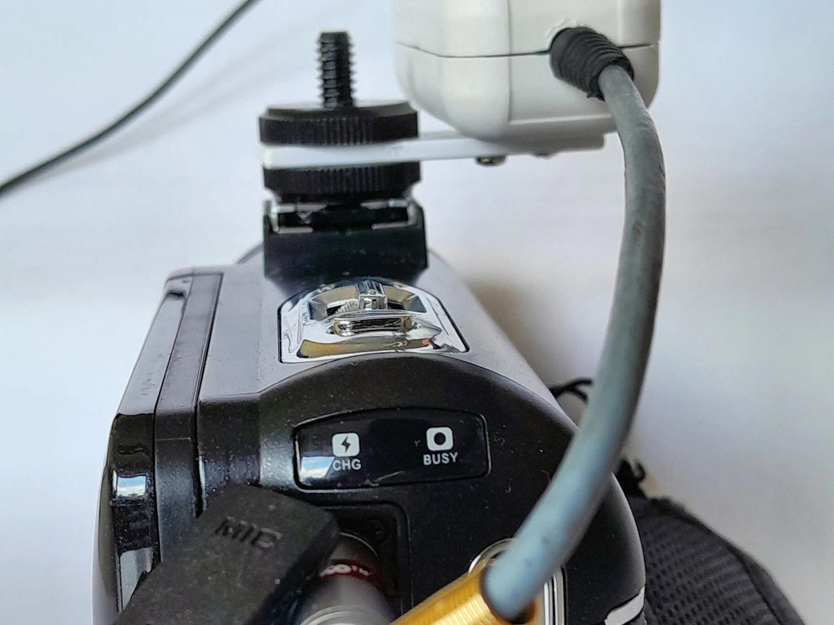 Jak zapewnić zasilanie mikrofonu zewnętrznego podłączonego do kamery wideo?